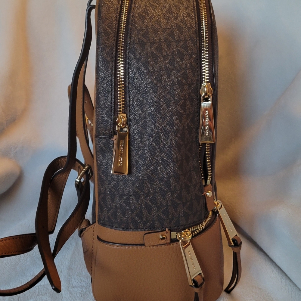 Michael Kors Acorn Brown backpack - Picture 5 of 14